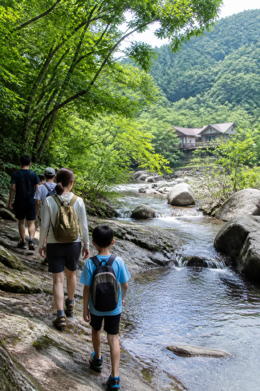 강원도계곡펜션 주변 계곡 숲길을 가족과 친구들이 안전하게 산책하는 모습