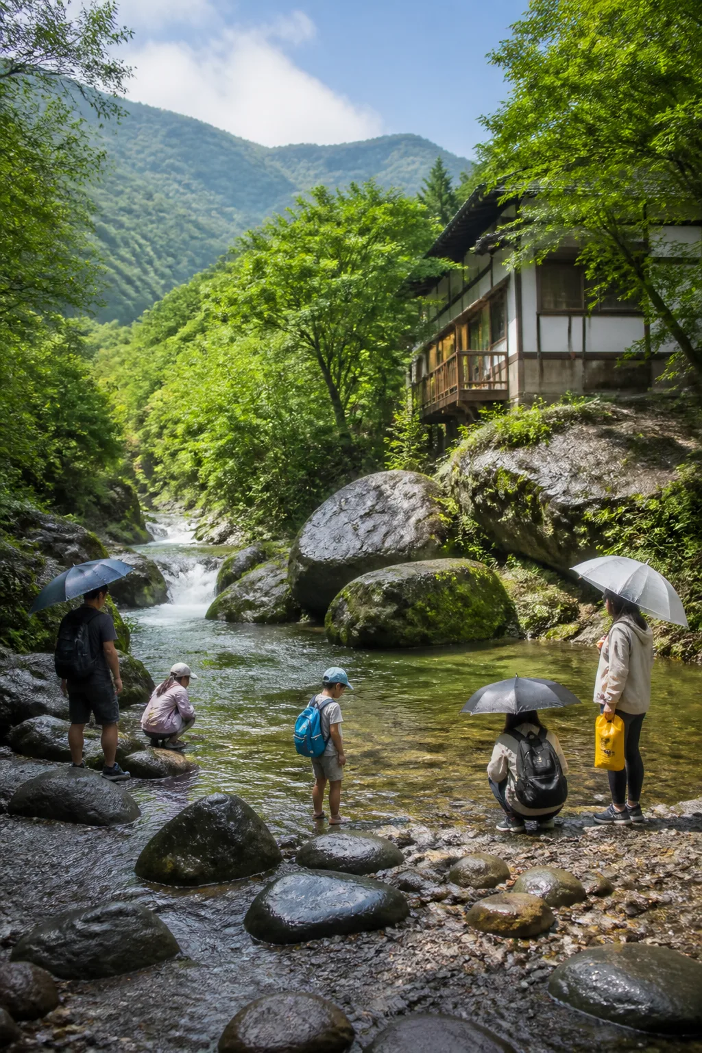 비 온 뒤 강원도 계곡과 펜션 주변을 안전하게 둘러보는 가족 여행객