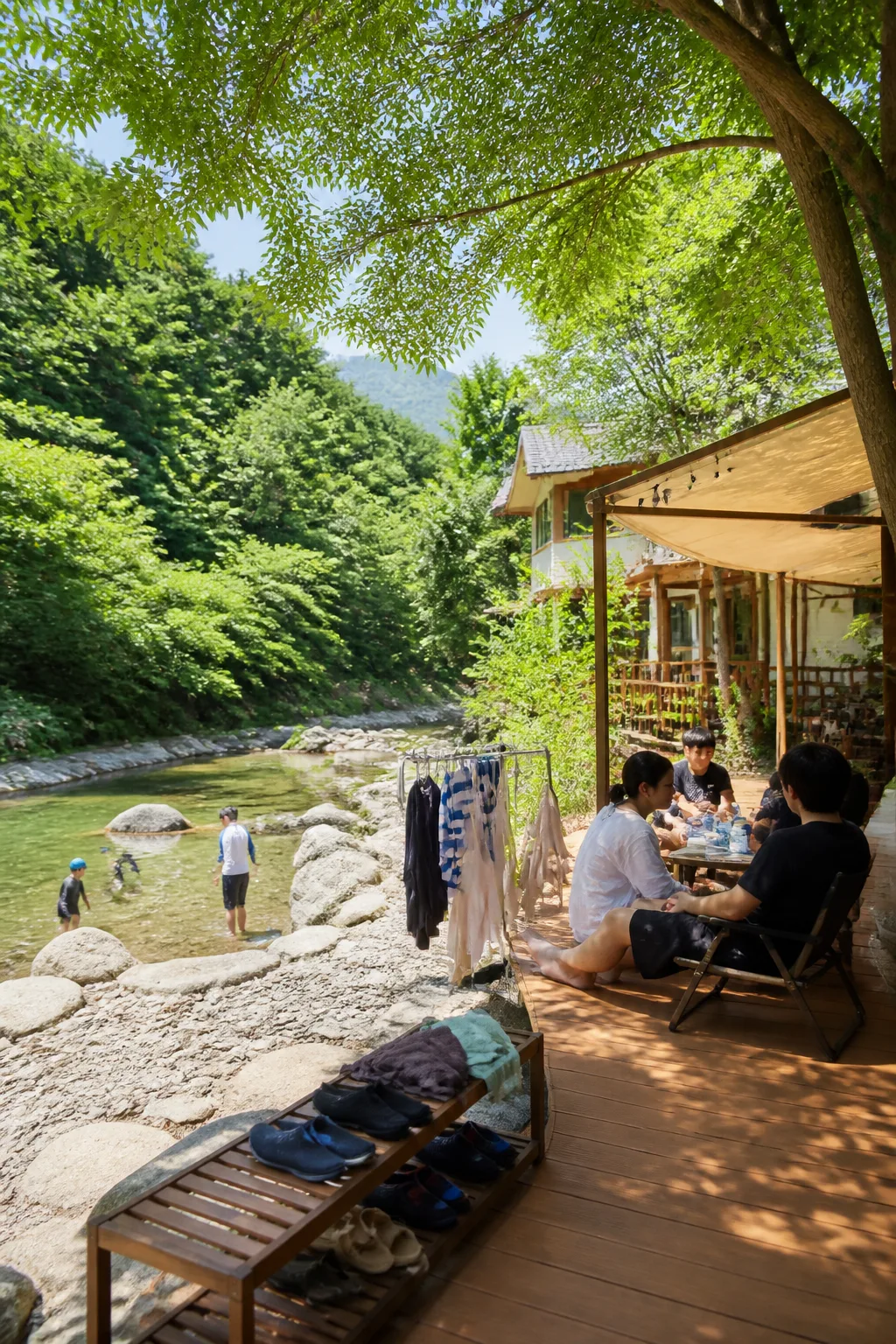계곡 물놀이 후 건조 공간과 휴식 동선을 보여주는 강원도계곡펜션 풍경