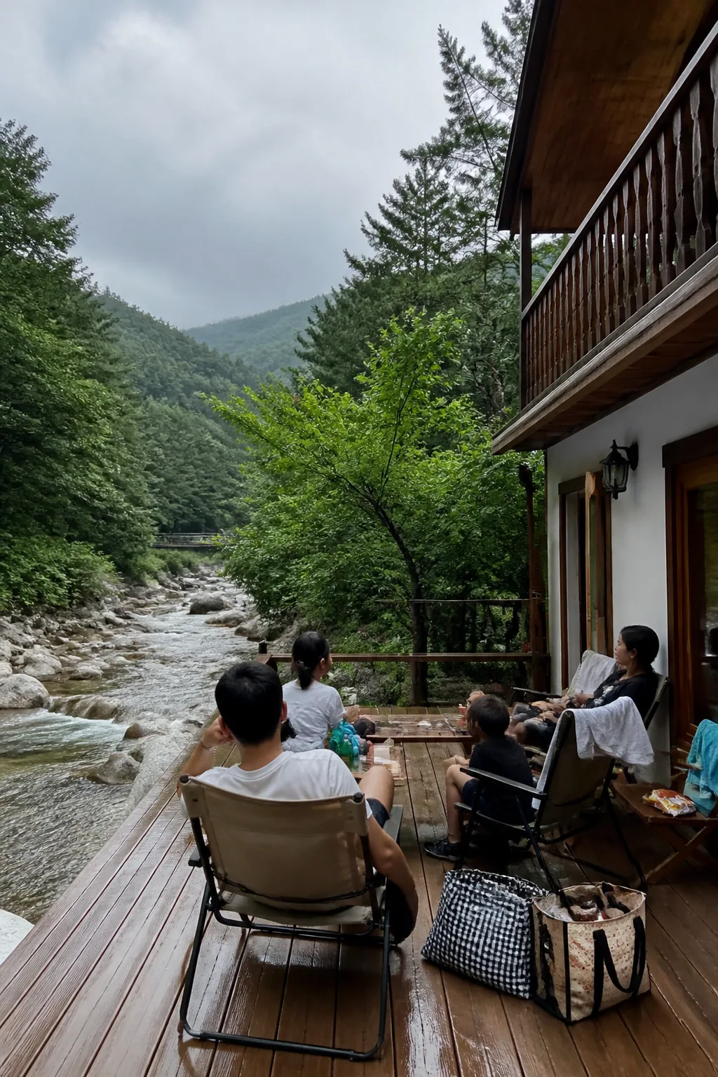 계곡 물놀이 후 펜션 테라스에서 쉬는 가족과 친구들, 회복형 강원도계곡펜션 여행 모습
